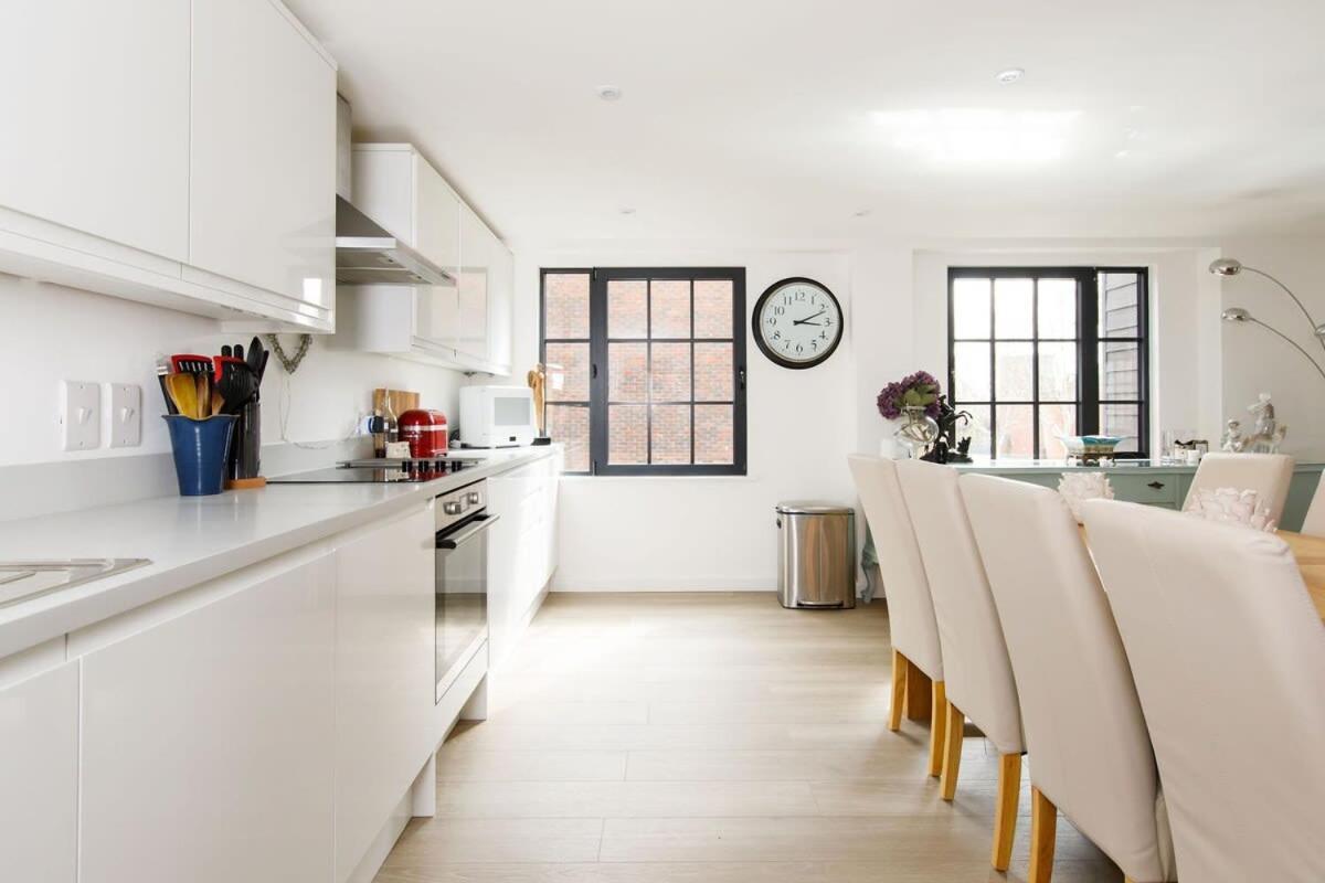 Stylish City Centre Apartment With Sauna Чичестер Экстерьер фото