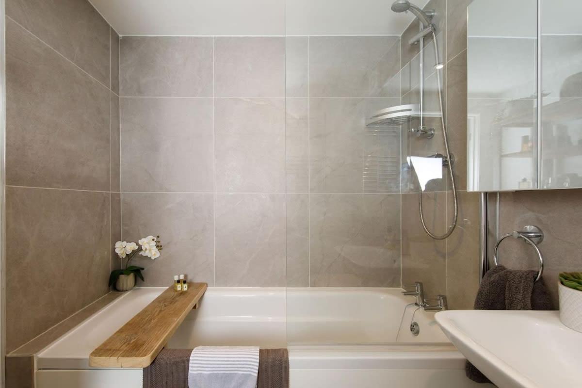 Stylish City Centre Apartment With Sauna Чичестер Экстерьер фото