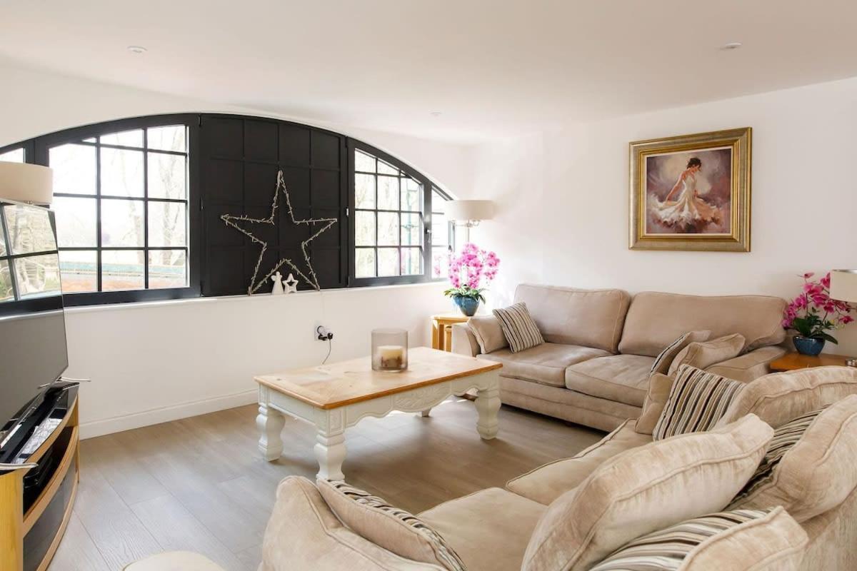Stylish City Centre Apartment With Sauna Чичестер Экстерьер фото
