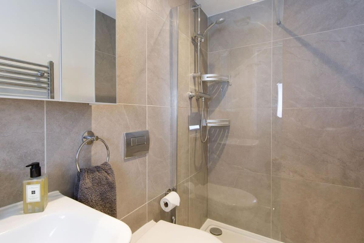 Stylish City Centre Apartment With Sauna Чичестер Экстерьер фото