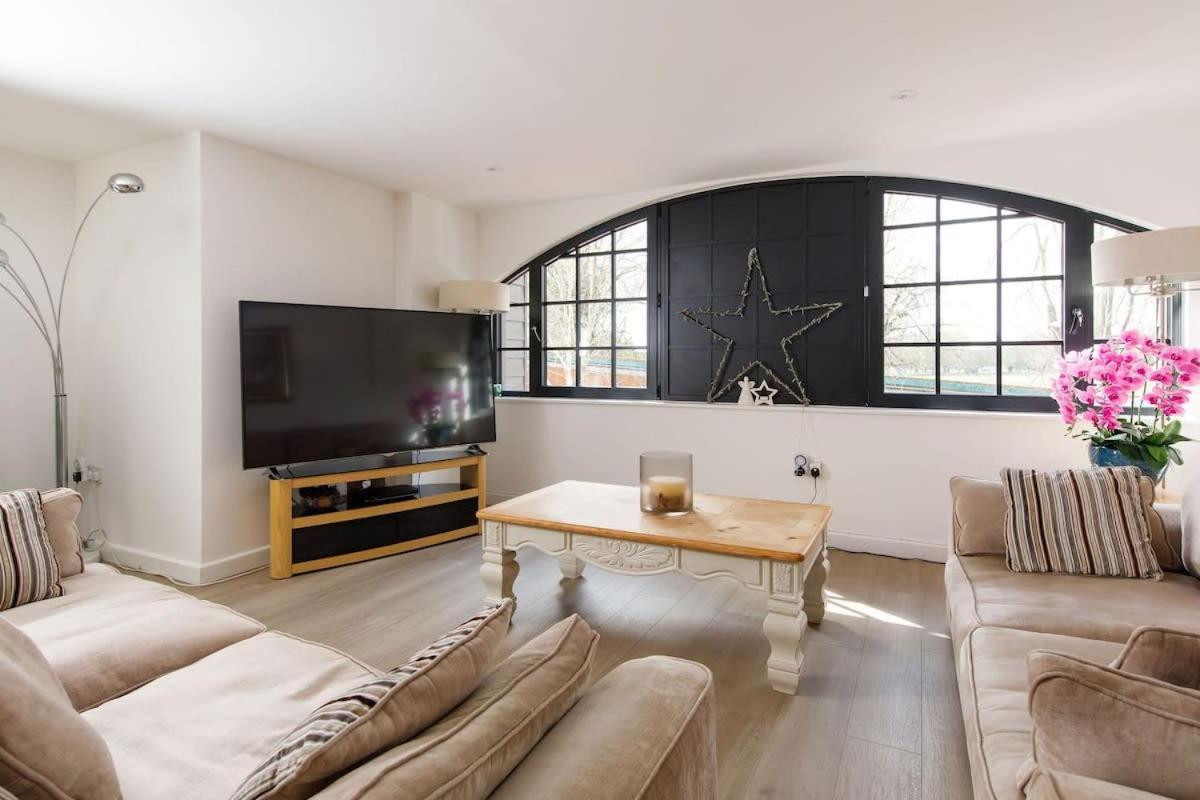 Stylish City Centre Apartment With Sauna Чичестер Экстерьер фото