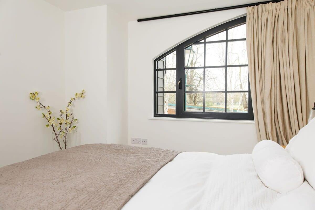 Stylish City Centre Apartment With Sauna Чичестер Экстерьер фото