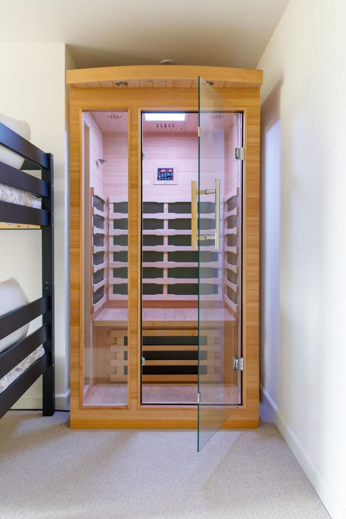 Stylish City Centre Apartment With Sauna Чичестер Экстерьер фото